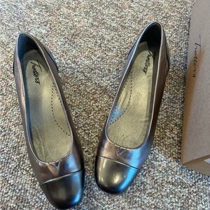 Women’s size 8 medium Trotters shoes in metallic pewter. New in box.